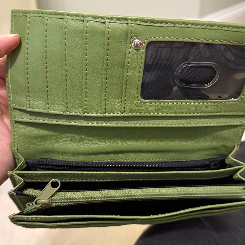 Tiganello Large Green Soft Leather Wallet. - Picture 5 of 5